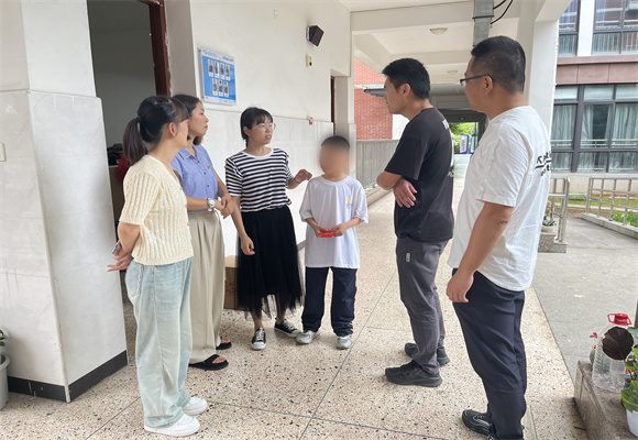 Yuqi Group visited and comforted paired students on the eve of Children's Day, showing warmth, care, and warmth